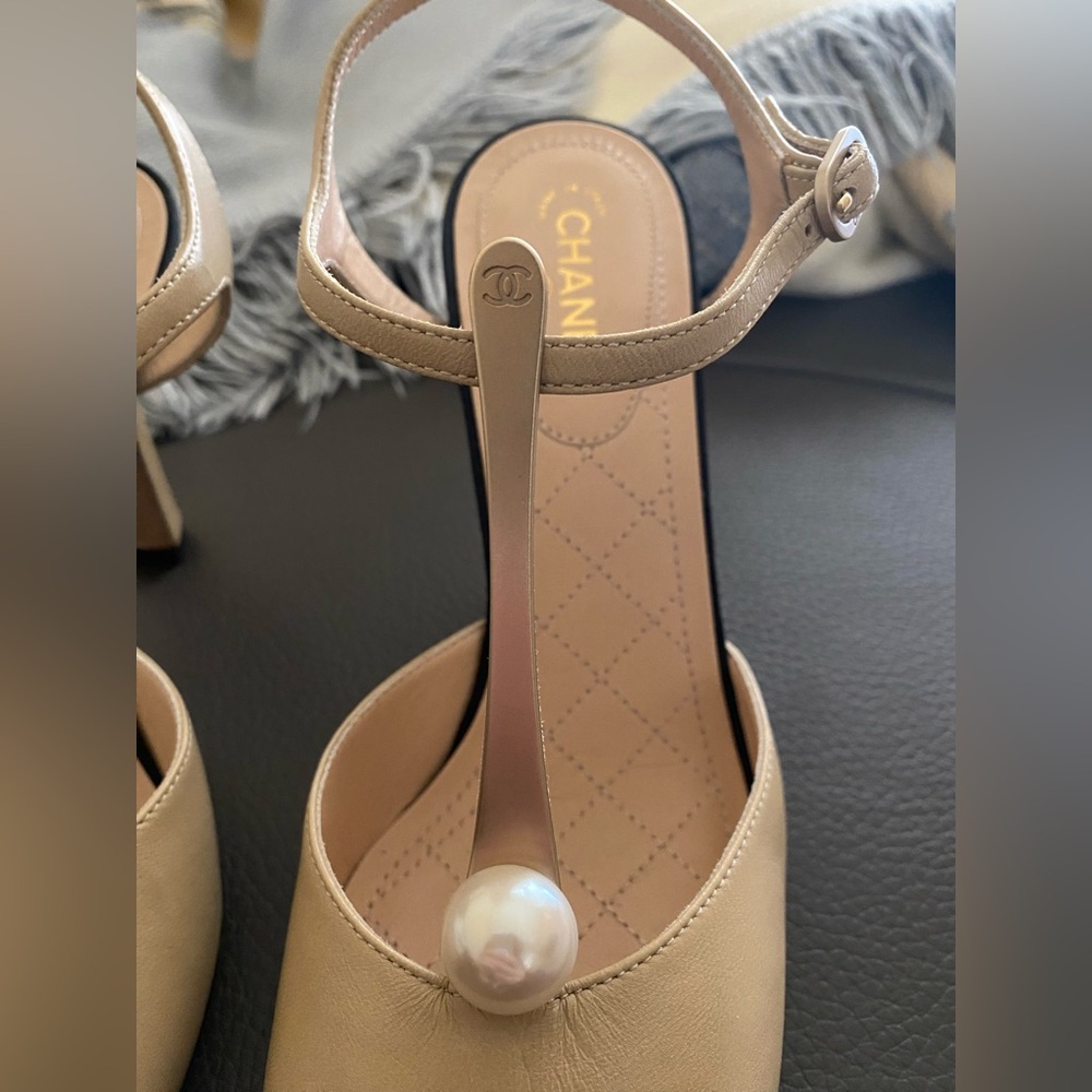 Chanel Black and Tan T-Strap Shoes w/Round Grosgrain Cap Toes and Pearl - Picture 10 of 14